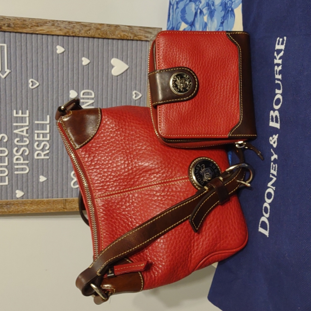 BEAUTIFUL DOONEY AND BOURKE CROSSBODY AND MATCHING WALLET IN EUC!!!